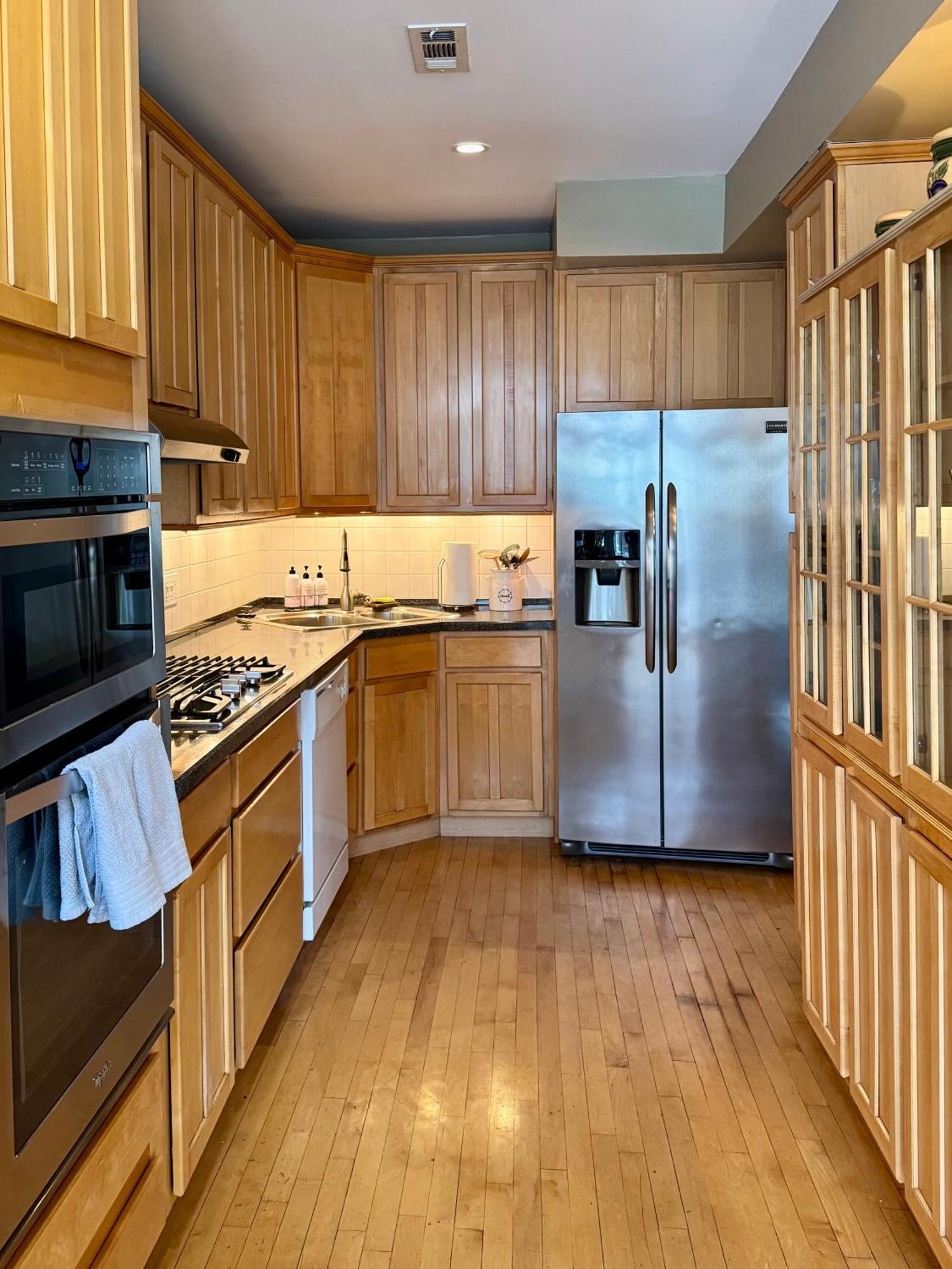 3 Bedroom Spacious Home In Ideal Location W Free Parking Back Yard Pets Welcome Chicago Exteriér fotografie