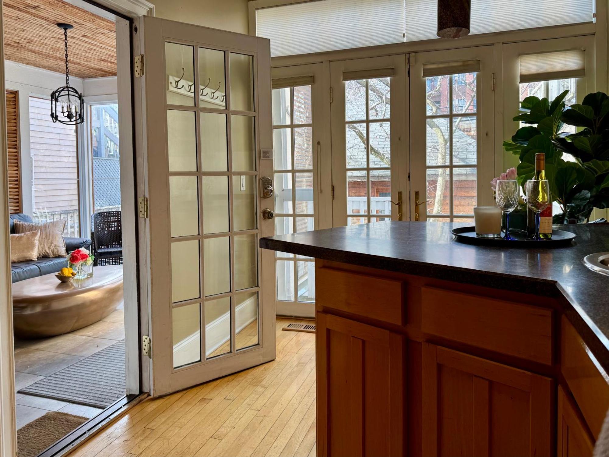 3 Bedroom Spacious Home In Ideal Location W Free Parking Back Yard Pets Welcome Chicago Exteriér fotografie